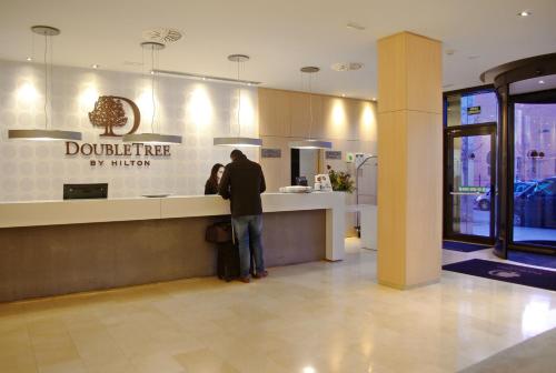 DoubleTree by Hilton Girona 로비 또는 리셉션