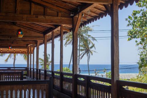 vista sulla spiaggia dal portico di una casa sulla spiaggia di Jukung Cottage a Nusa Penida