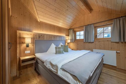 A bed or beds in a room at AlpenParks Hagan Lodge Altaussee