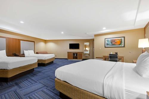 Katil atau katil-katil dalam bilik di Best Western Summit Inn