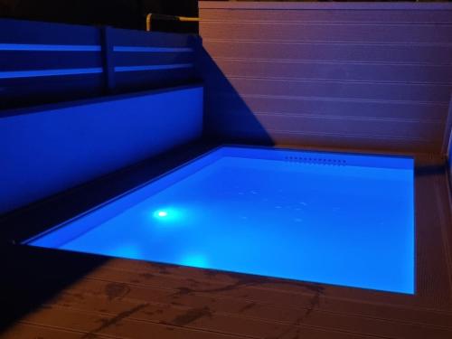 een blauw licht bovenop een tafel bij Relax House NS in Novi Sad