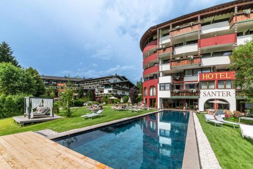 The swimming pool at or close to Romantik Hotel Santer