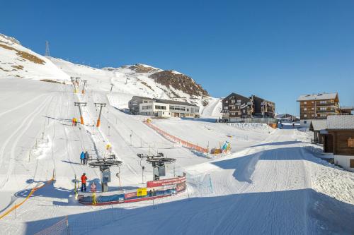 a ski slope with people on a ski lift at Romatika 2 in Fiesch