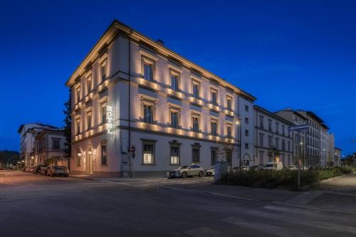 een wit gebouw met lichten aan de zijkant bij Hotel Ariele in Florence