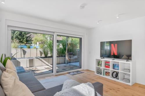 Uma TV ou centro de entretenimento em NEU: Stylische Suite mit Netflix und Workspace