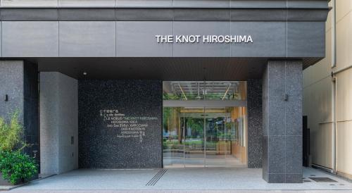 La fachada o entrada de THE KNOT HIROSHIMA