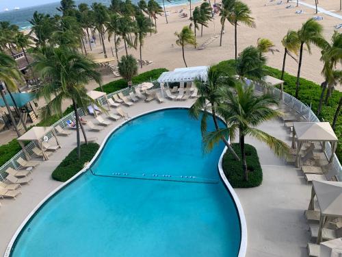 - une vue sur la piscine et la plage dans l'établissement The Lago Mar Beach Resort and Club, à Fort Lauderdale