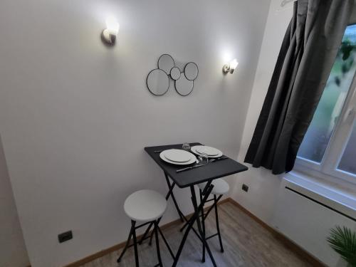 une petite table avec deux tabourets dans une pièce dans l'établissement Appartement sympathique, à Vendeuvre-sur-Barse