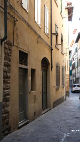 un bâtiment avec deux portes sur le côté d'une rue dans l'établissement Ludo’s Home, à Florence