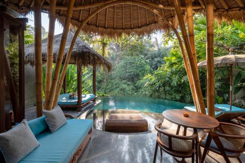 A piscina localizada em Aksari Luxury Resort & Spa Ubud by Ini Vie Hospitality ou nos arredores