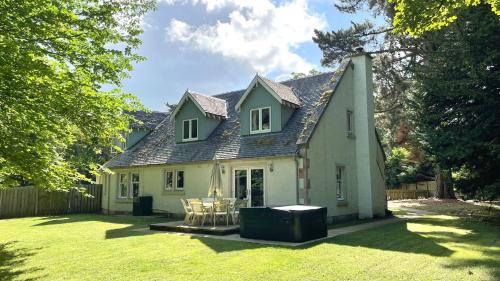 En hage utenfor Estate Houses at Carberry Tower