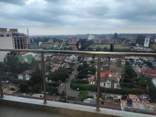 einen Balkon mit Stadtblick in der Unterkunft New 2 & 3 bedroom Apartment in Kilimani Nairobi with rooftop pool in Nairobi