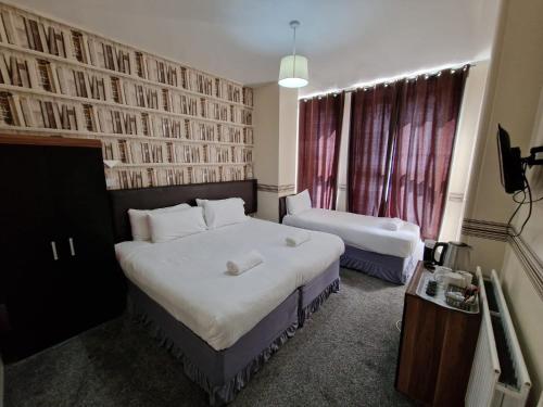 A bed or beds in a room at Portsmouth Budget Hotels - All rooms are EN-SUITE