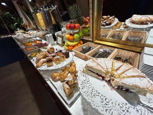 - un buffet avec de nombreux types de nourriture différents dans l'établissement Pollera, à Cracovie