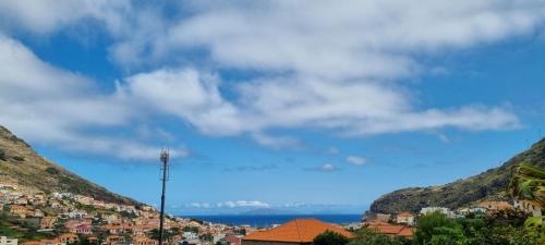 vistas a una ciudad entre dos montañas en Studio em Machico, en Machico