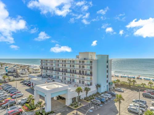 una vista aérea de un hotel y de la playa en Holiday Inn Resort Oceanfront at Surfside Beach, an IHG Hotel, en Myrtle Beach