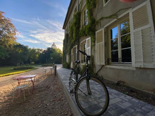 uma bicicleta estacionada ao lado de um edifício em Logis HOTEL DU PARC em Pont-à-Mousson