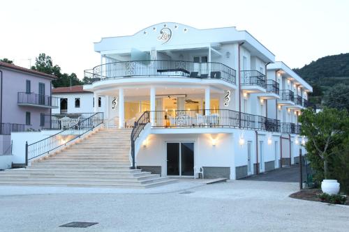 een groot wit gebouw met een trap ervoor bij Ludwig Boutique Hotel & Spa in Bolsena