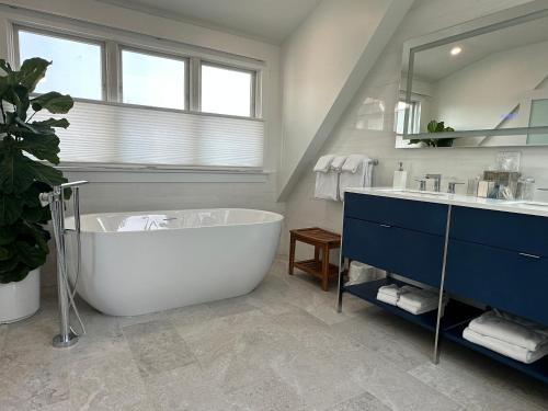 bagno con ampia vasca e lavandino di Harborside Inn a Newport