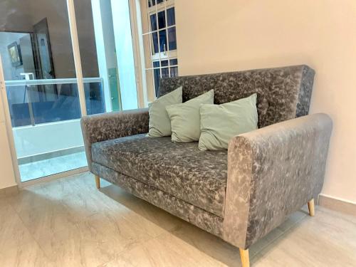 a couch with pillows on it in a living room at Bonito Apartamento Monteria in Montería