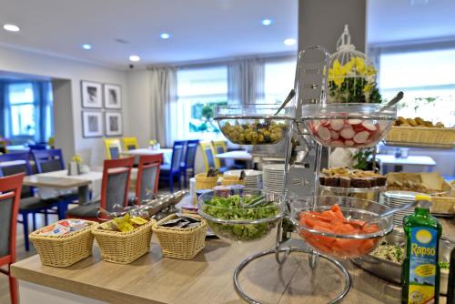 um buffet de comida numa mesa num restaurante em Hotel La Siesta & Medical Spa em Jastrzębia Góra