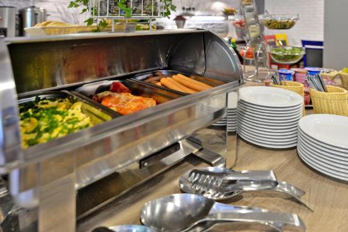 uma fila de buffet com um monte de comida numa mesa em Hotel La Siesta & Medical Spa em Jastrzębia Góra