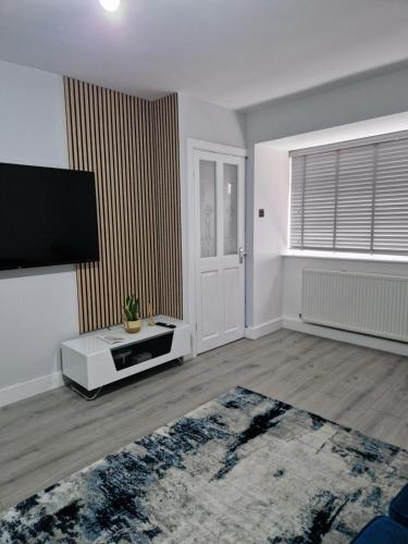 Televizors / izklaižu centrs naktsmītnē Stylish 2 bed home- short walk to Tottenham Stadium/Stations