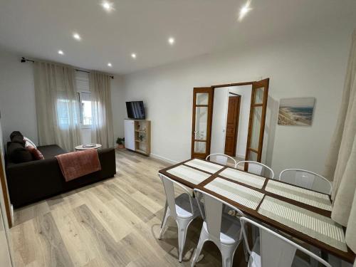 un soggiorno con tavolo, sedie e divano di Nice Apartment 2 Bedrooms Well Connected a Cornellà de Llobregat