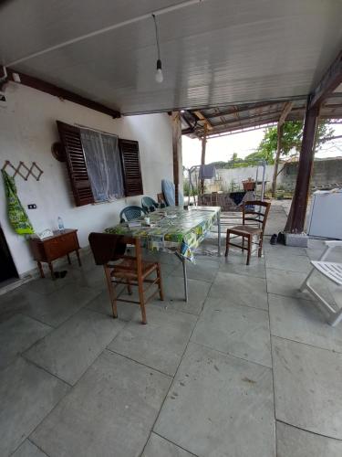 patio ze stołem i krzesłami na patio w obiekcie Casa tiziana w mieście Terracina