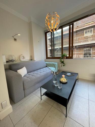 un soggiorno con divano e tavolo di Stylish apartment in the heart of Potts Point a Sydney