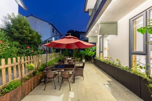 Градина пред Hangzhou Ziwei Boutique Homestay