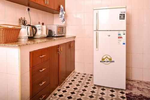 Una cocina o kitchenette en Havan Furnished Apartment-Milimani N9