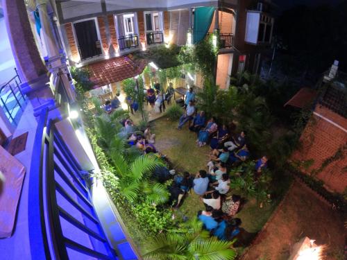 una vista aérea de un grupo de personas sentadas en un patio en Wow Farm House, en Auroville