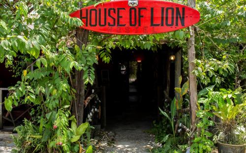 パンタイチェナンにあるHouse of Lion Hostelの獅子の家