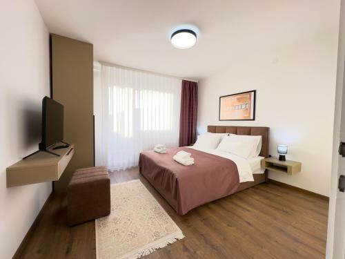 una camera con letto e TV a schermo piatto di Kula apartman - Novi Pazar a Novi Pazar