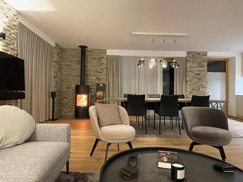 sala de estar con mesa y comedor en Berghof, en Saas-Fee