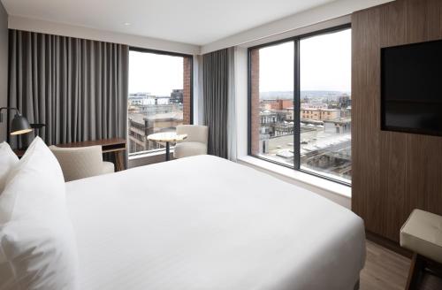 เตียงในห้องที่ AC Hotel by Marriott Glasgow