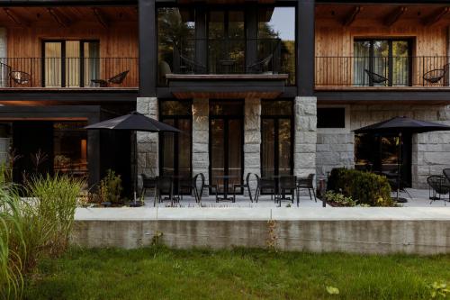 een gebouw met tafels en parasols ervoor bij Stary Niedźwiedź in Zakopane