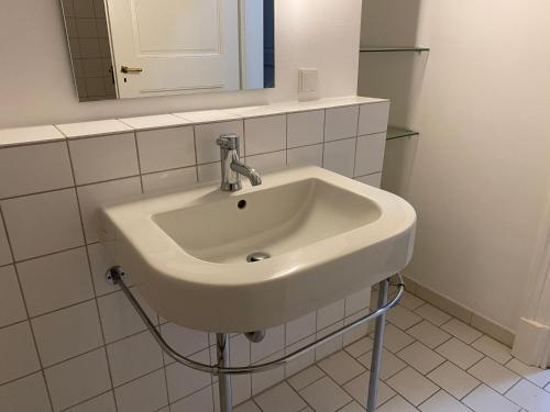 曼海姆Mannheim Innenstadt Hostel Zimmer 2 - Hostel Liudao的浴室设有白色水槽和镜子