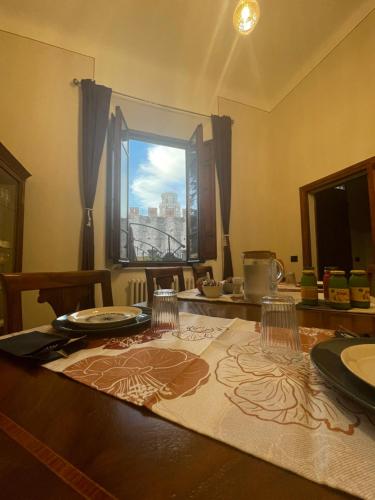 Villa Natalina B&B في بيزا: طاولة طعام مطلة على المدينة