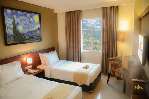 Cama ou camas em um quarto em Noormans Hotel Semarang