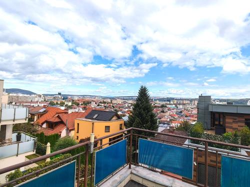 einen Balkon mit Stadtblick in der Unterkunft A perfect option for people who want to enjoy their stay in Kosice in Košice