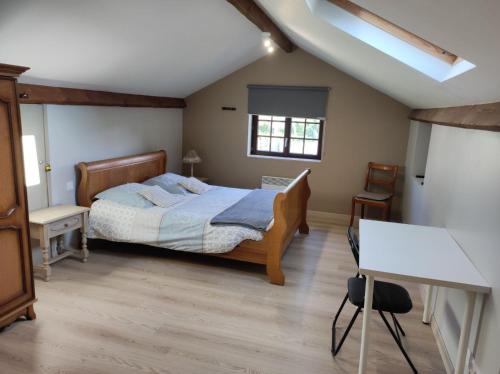 - une chambre avec un lit, un bureau et une fenêtre dans l'établissement Appartement Gaston, à Vireux-Wallerand