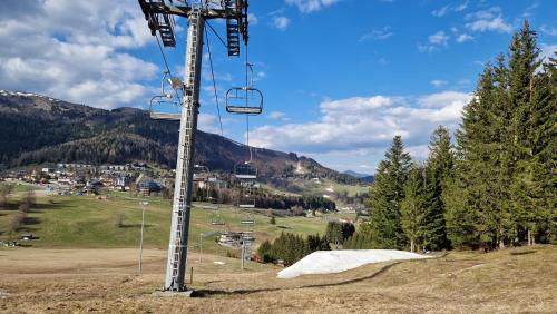 einen Skilift mit Rampe auf einem Hügel in der Unterkunft Apartment Panorama 35C in Donovaly