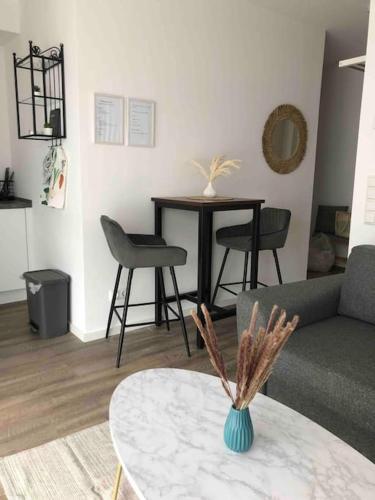 sala de estar con sofá y mesa en Moderne Neue 2 Zimmer Wohnung, en Uetersen