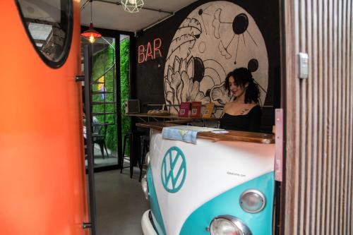 Una donna seduta in un bar in un chiosco ambulante di MedioMundo Hostel a Montevideo