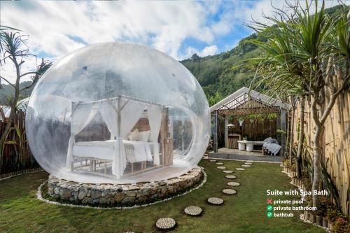 una casa iglú en un jardín con cama en Bubble Hotel Nyang Nyang - Adults only, en Uluwatu