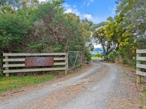 eine unbefestigte Straße mit einem Zaun an der Seite in der Unterkunft Great Ocean Road Wellness and Nature Stay in Apollo Bay