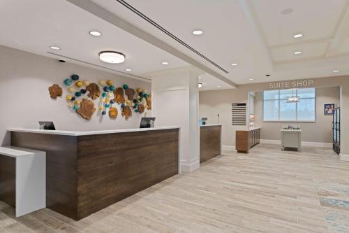 hol gabinetu dentystycznego z uśmiechem na ścianie w obiekcie Homewood Suites By Hilton Panama City Beach, Fl w mieście Panama City Beach