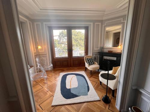 pasillo con sala de estar con alfombra en el suelo en Le Faubourg 29, en Neuchâtel